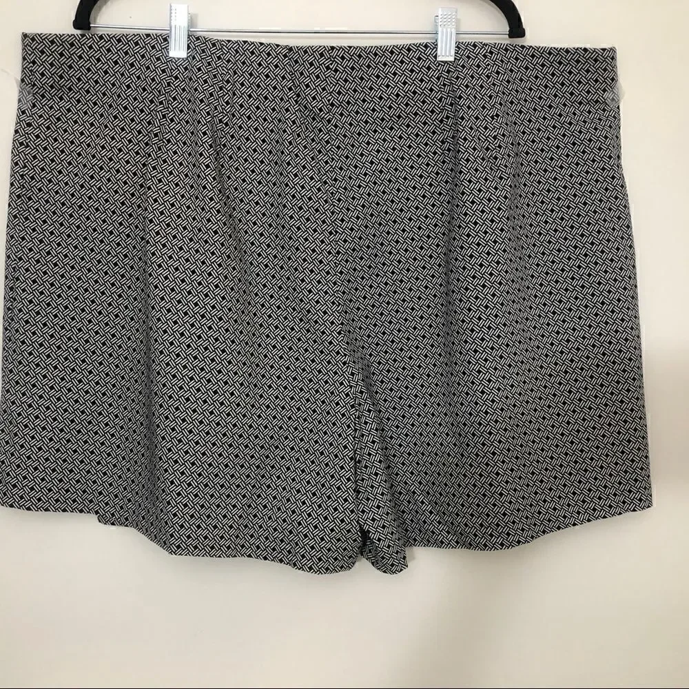 NWT Est 1946 24W Really Nice Black & White Skort!!